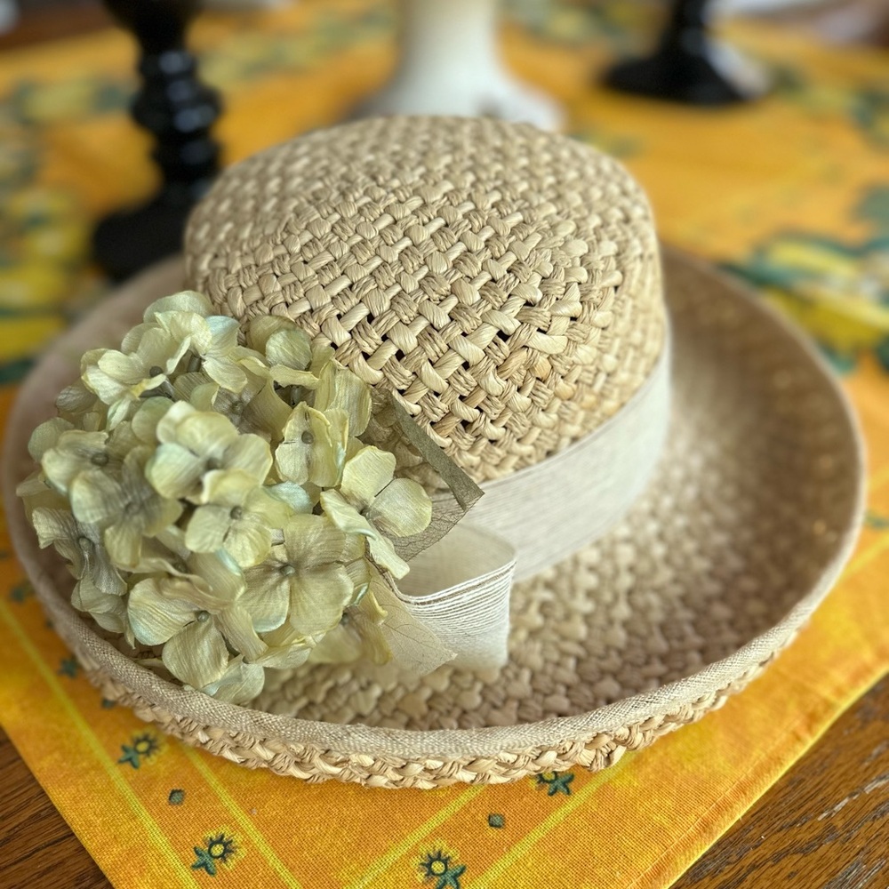 Stunning Vintage Woven Straw Hat with Hydrangea and Chiffon Band EUC! - Picture 6 of 7